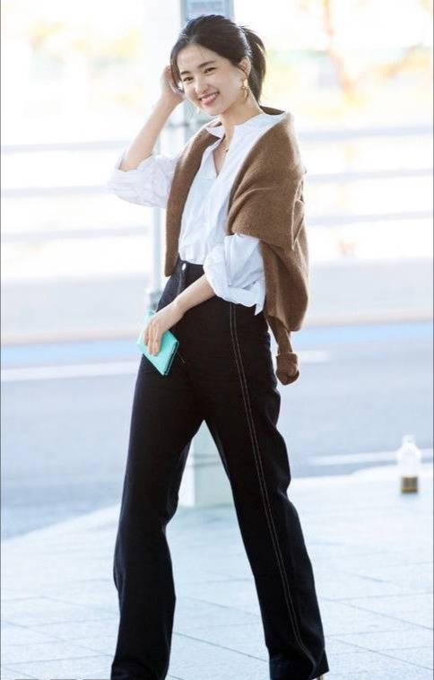 金泰梨白衬衣怎么搭配 (金泰梨白衬衫怎么搭配)