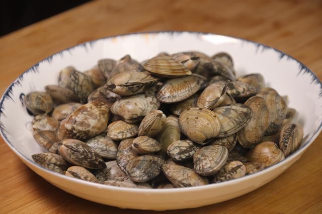 洗花蛤时别再用盐水泡了,花蛤温水去沙如何处理