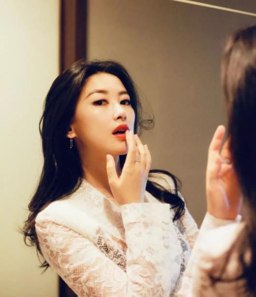 朱珠的放*情纵**史，与世界顶级富豪擦肩而过，靠美貌征服了5个男人