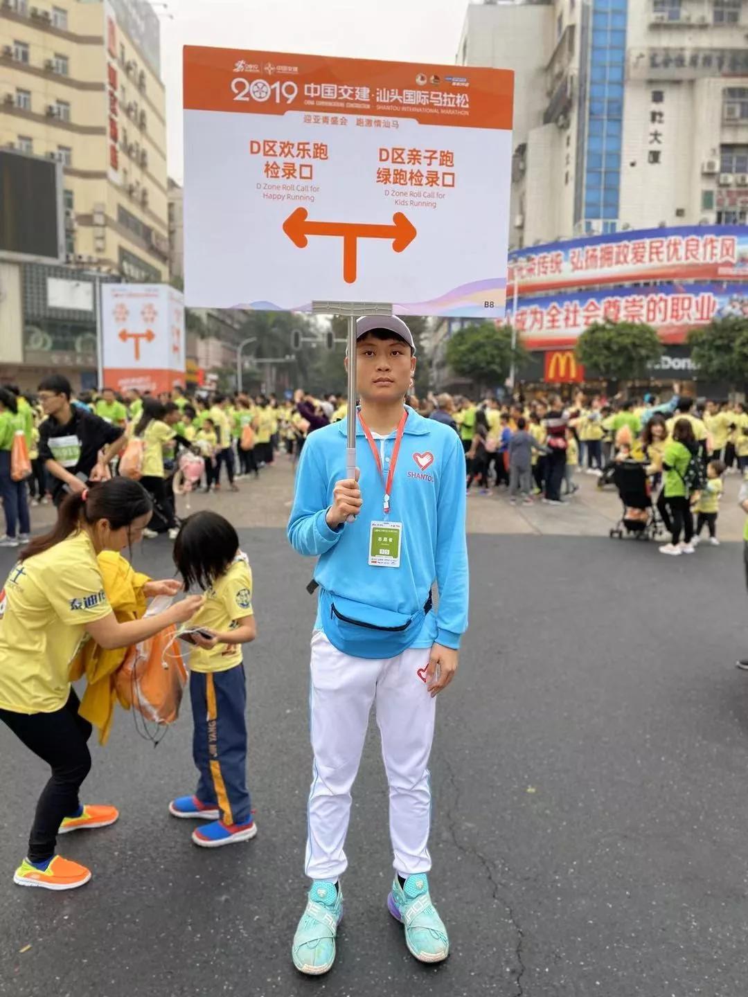 在街头当志愿者,凌晨四点出门当志愿者