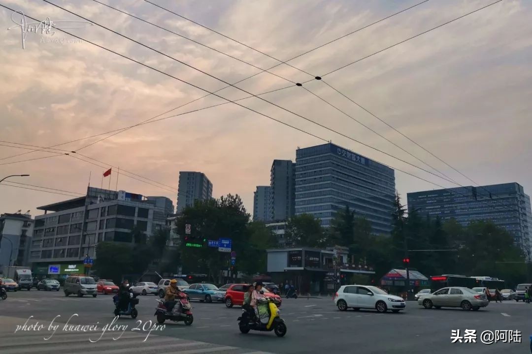 杭州还有带辫子的电车吗,杭州街上电线