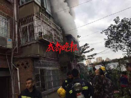 在山区支教，离开时，孩子追上山坡送野果，哭着唱：长亭外，古道边……