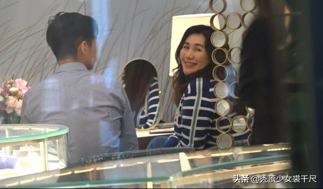 赌王女儿何超琼和一个女闺蜜逛街,何超盈与赌王女儿对视