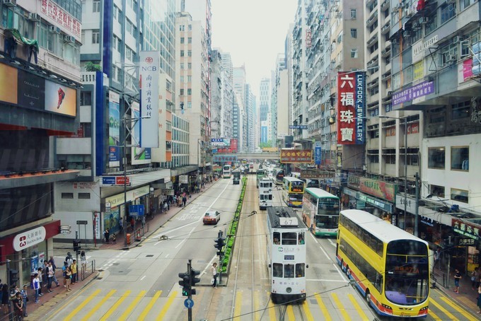 世界将我包围下一句,世界将我包围演唱