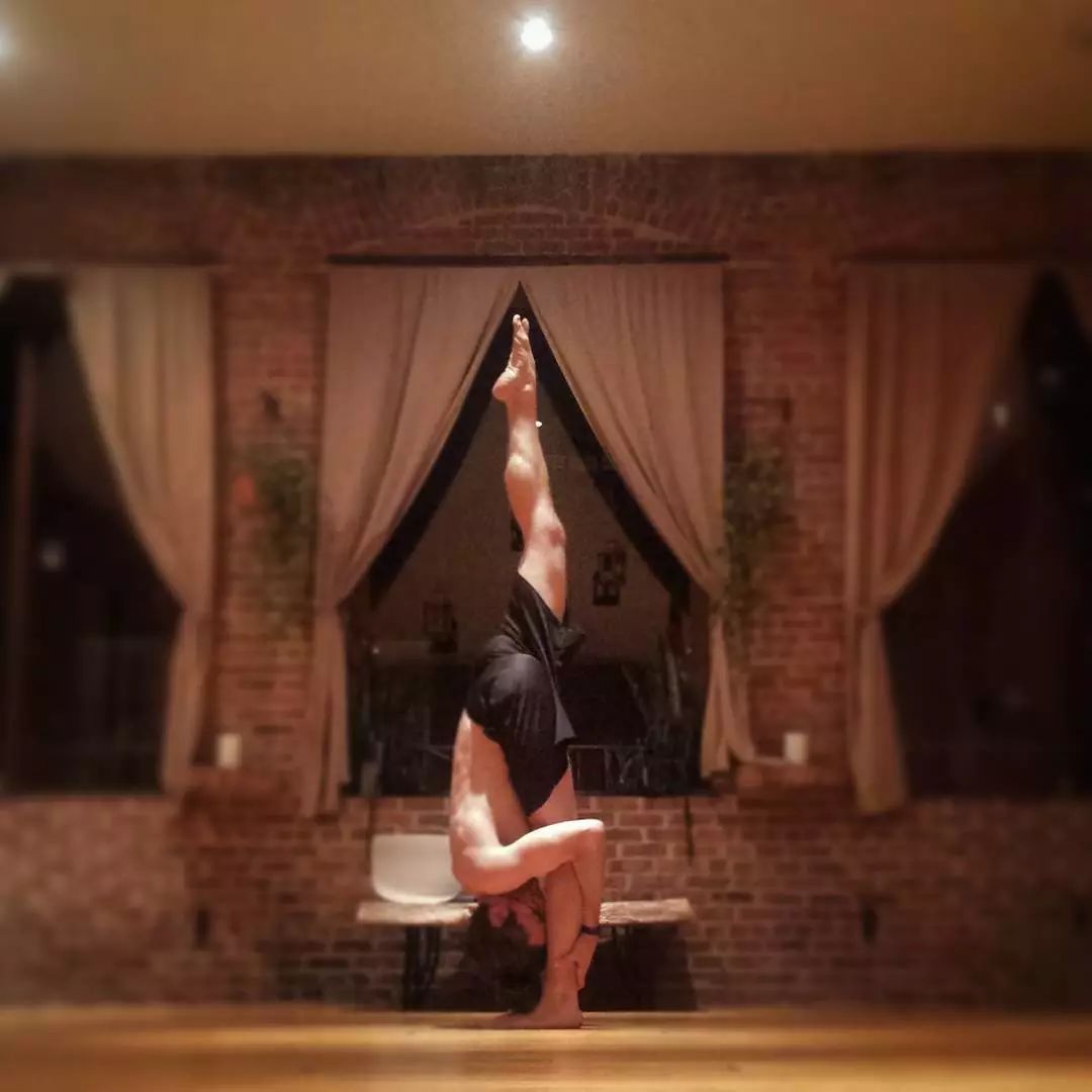 把厚外套穿了个遍,还是冻手冻脚,还差这些体式让身体“热”起来