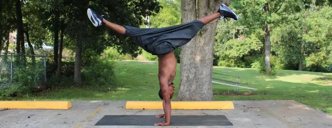 看完这些人,你再也不会觉得男人练瑜伽“娘”了