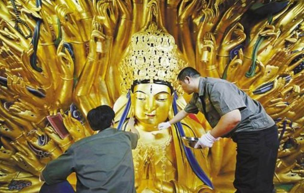 重庆工人修缮千手观音像，无意触发秘密机关，揭开800年前的历史