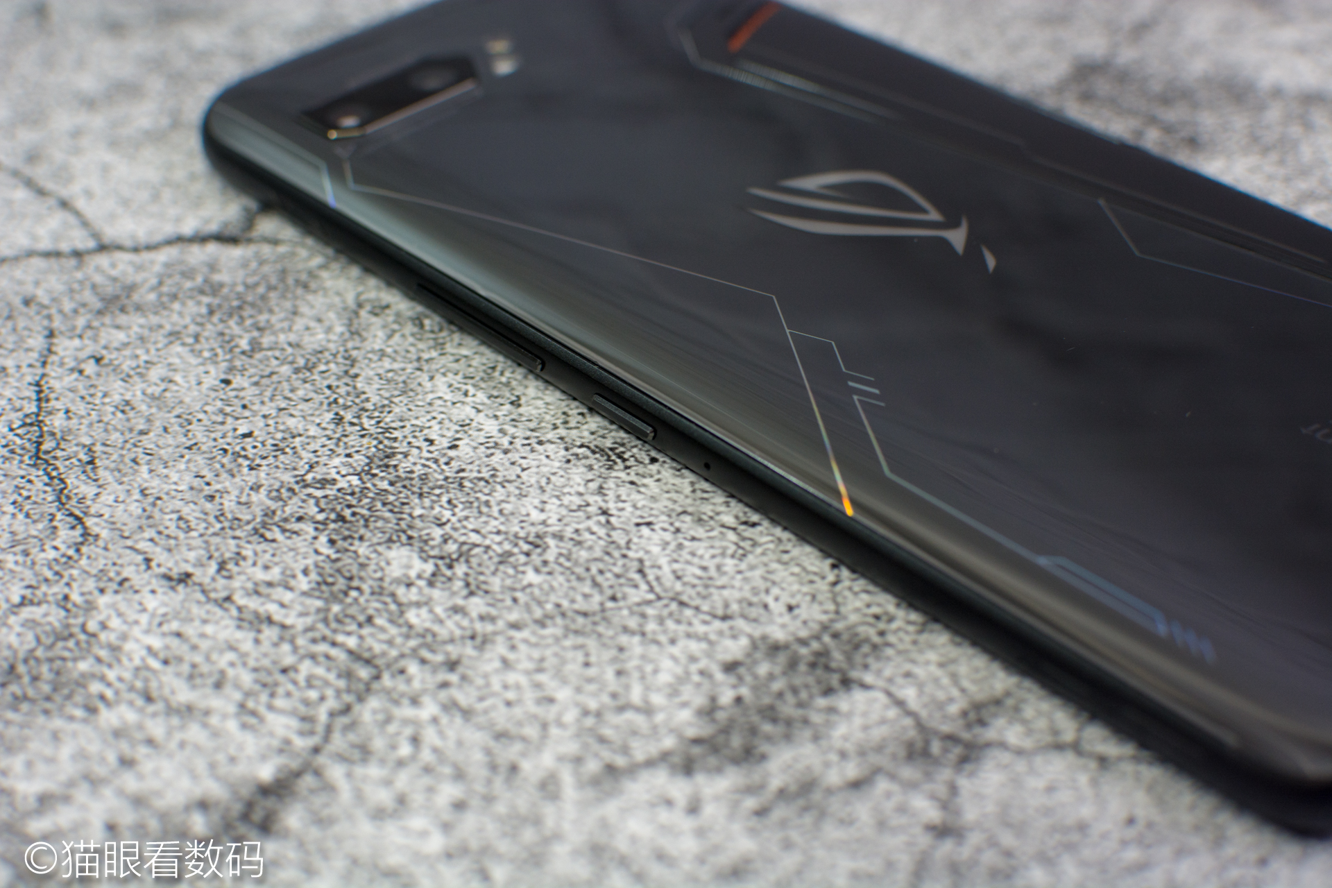 华硕rog2代游戏测评,华硕rog手机2代精英款