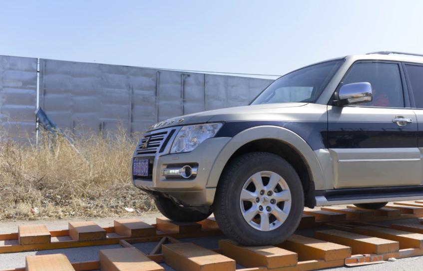 19款帕杰罗中规尊贵越野版,2020款帕杰罗3.0金标试驾