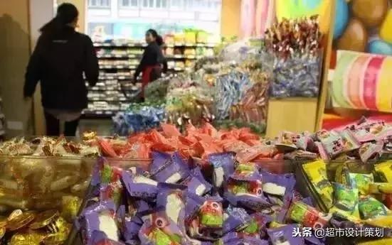 超市食品陈列摆放效果图,超市休闲食品创意陈列图片