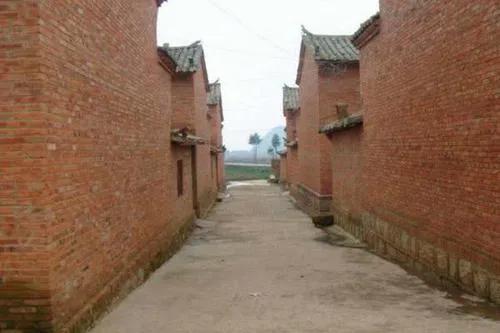 门对门必伤人门对窗人遭殃下一句,门对窗必遭殃是门遭殃还是窗遭殃