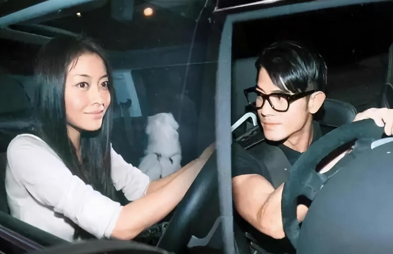 四十岁熊黛林晒写真庆祝生日,39岁熊黛林素颜在家整理衣服