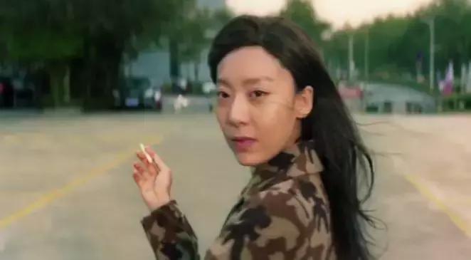 她曾是周星驰电影御用女主角,港片女神周星驰