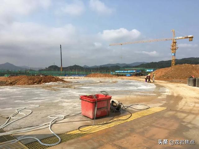 龙岩永定体育中心足球场,龙岩学校足球场建设多少钱