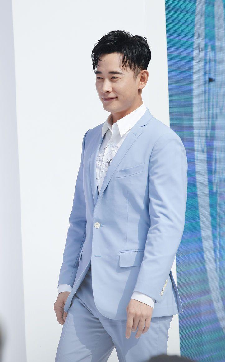 罗晋西装惊艳亮相,罗晋浅蓝色西装