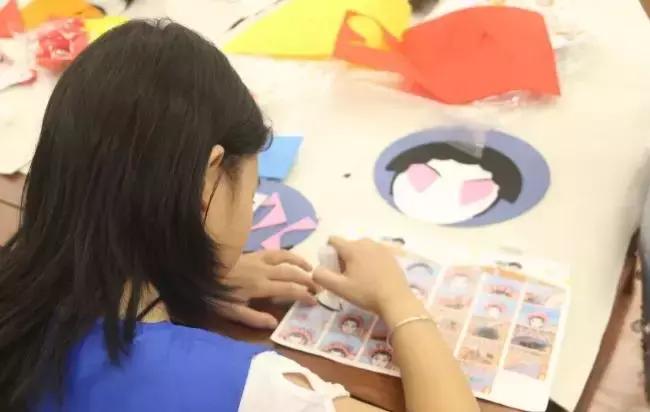 浓墨勾勒漾脸谱,薪火传承构新图