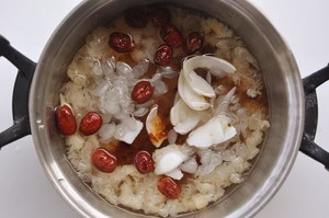 桃胶雪燕皂角米莲子百合银耳桂圆,养颜桃胶皂角米银耳羹
