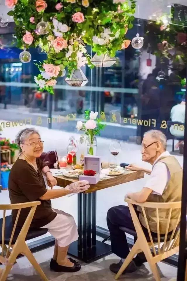 她在北京开了一家可以吃的花店,受众人追捧,还引来了李健