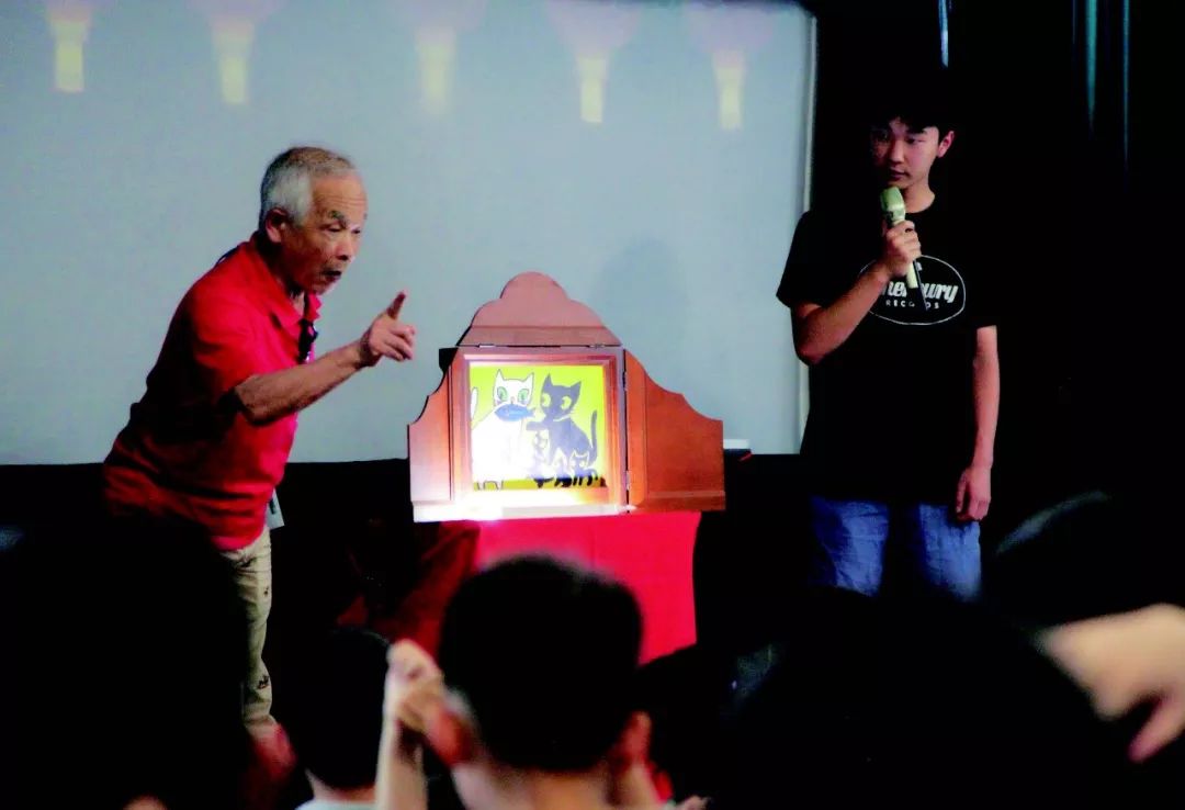 在只有KTV和麻将馆的县城里建一座图书馆，他们坚持了8年