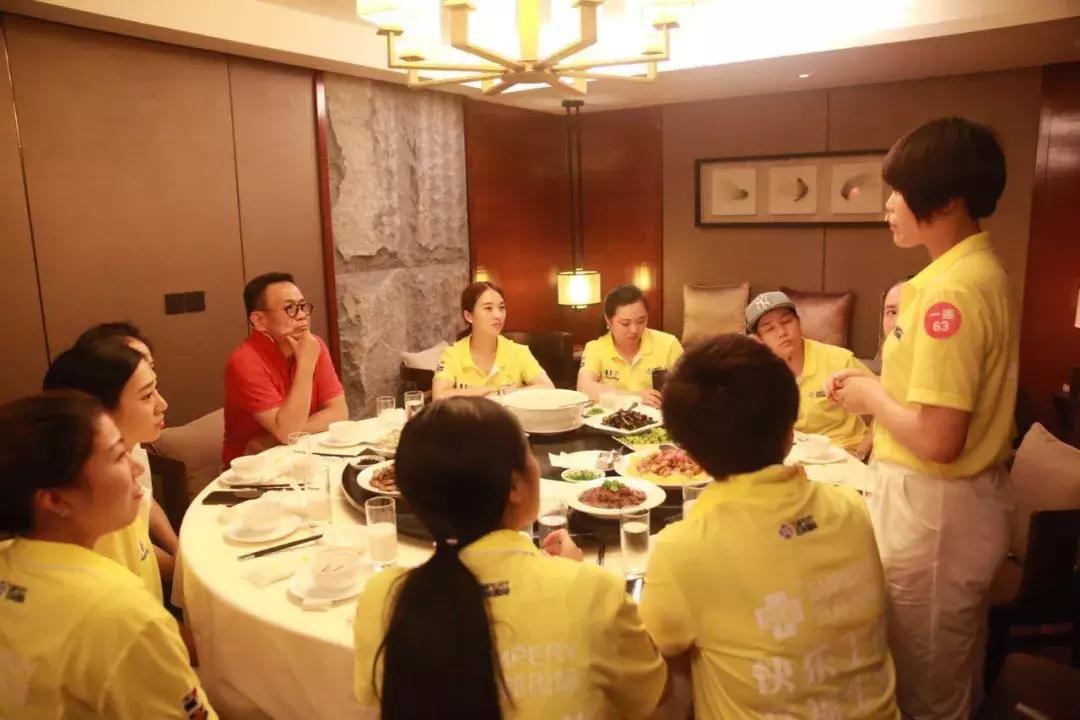 巨邦快乐集结号丨看见了,其中一艘游艇上,是我们的船长大舅哥