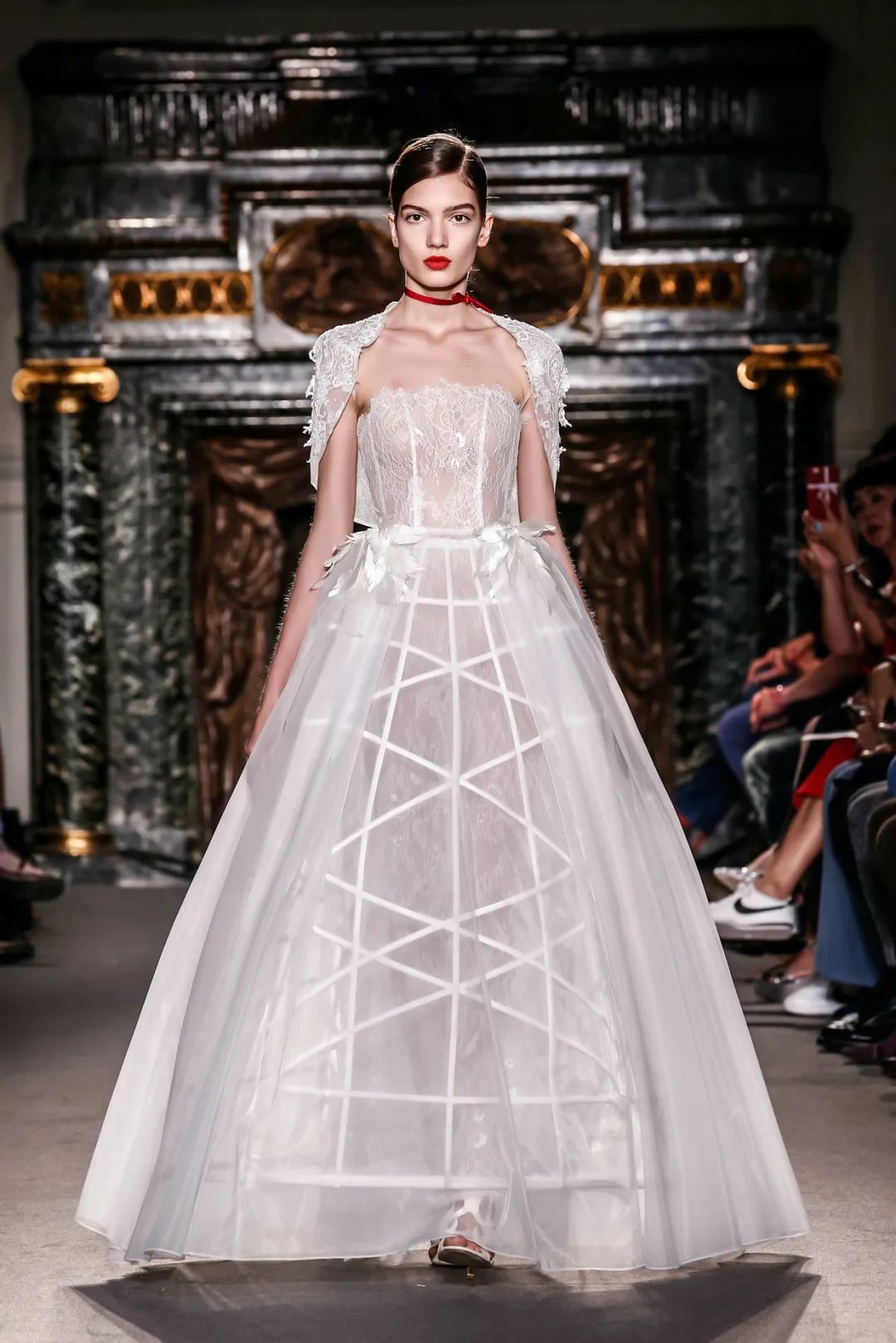 兰公子变身“巧手神探”百乐门老板娘｜纸上刺绣，别具匠心