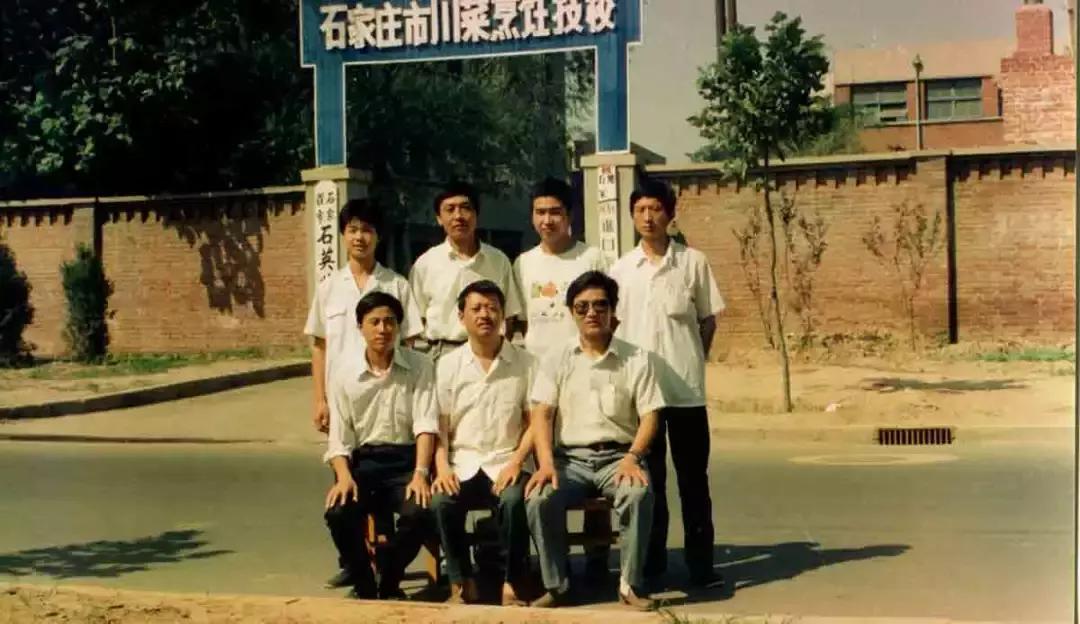 他曾卖汽水，搞快餐，今坐拥数十亿资产，引来20万同行参观