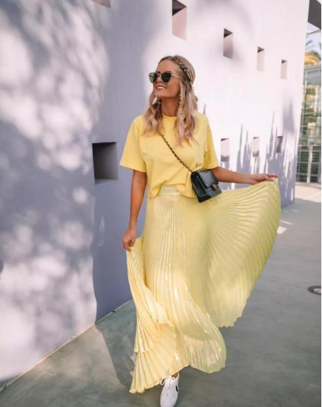 微胖女人穿T恤时,要记住“4不要”,不然显胖还显矮,很没气质