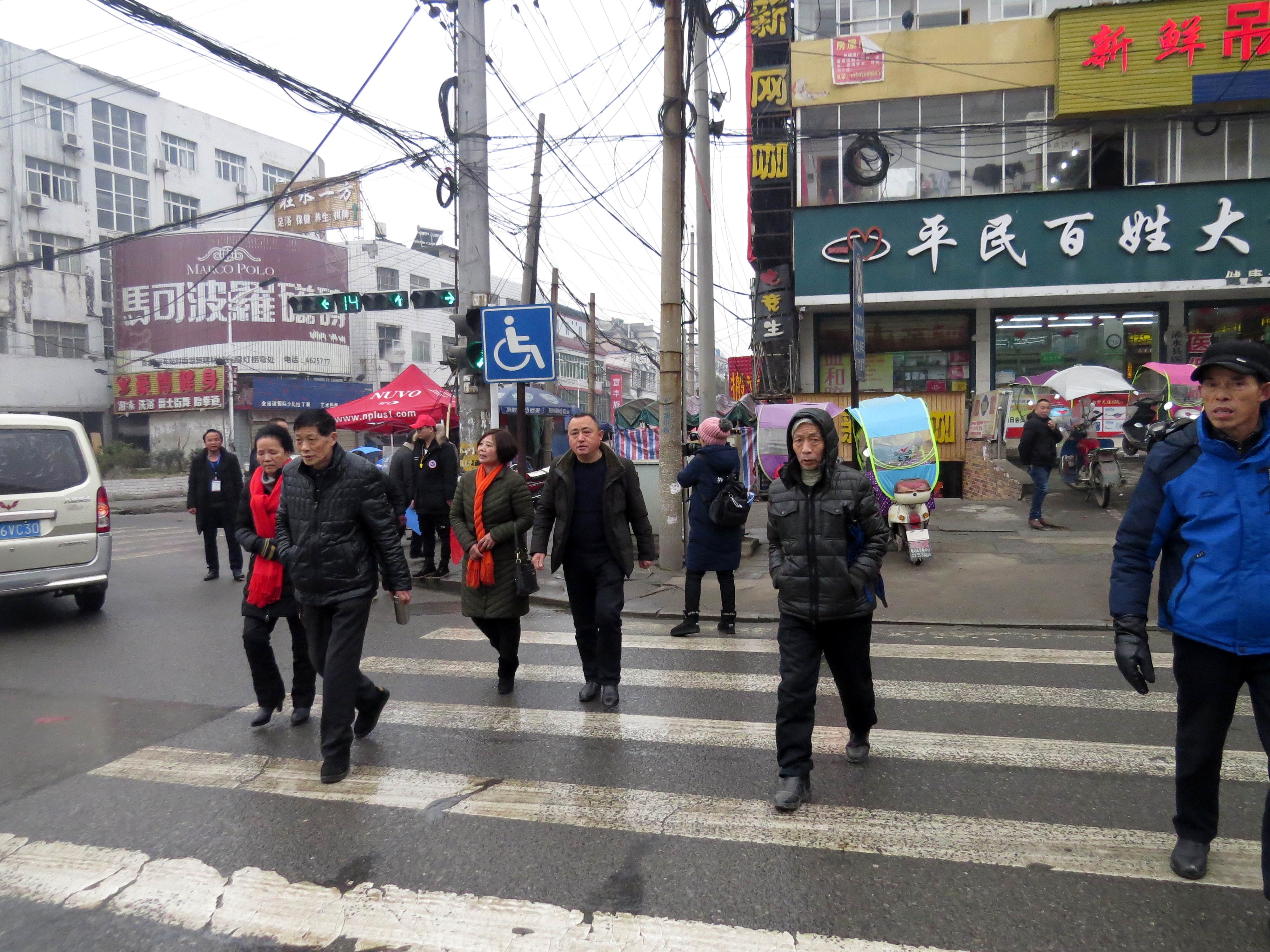 志愿者全员上路共抗疫情,文明出行劝导志愿者在行动