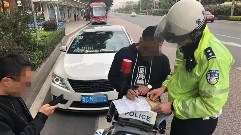 珠海美容店老板开丰田拉风上路，被交警拦停处罚，竟还一脸淡定