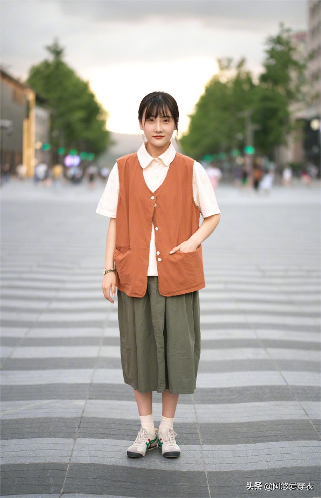 今年流行半身长短款裙,短半身裙搭配的上衣推荐