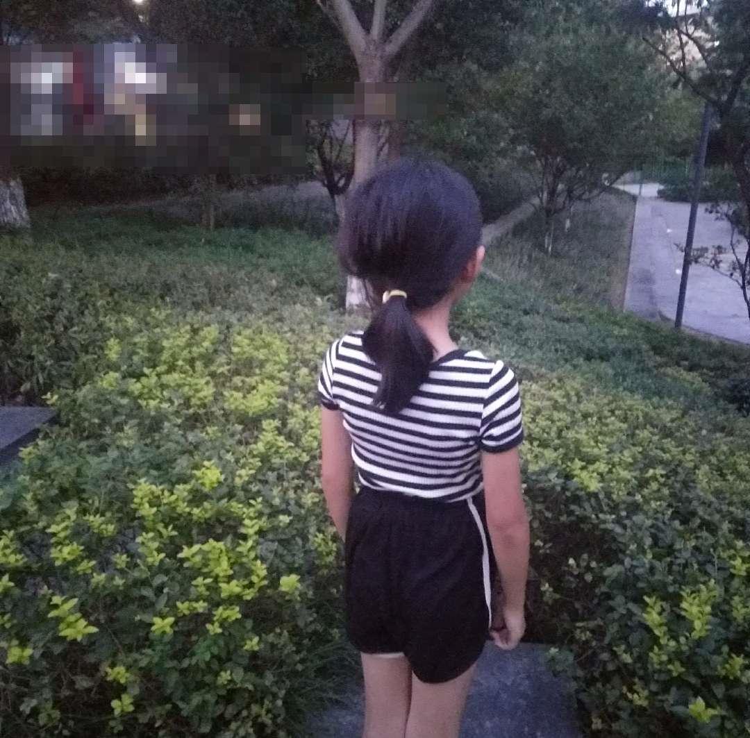 超市老板数十次猥亵邻家*女幼**获刑，女童父母质疑“秘密审判”：有“专业人士”说情，“你知道我是谁吗？”