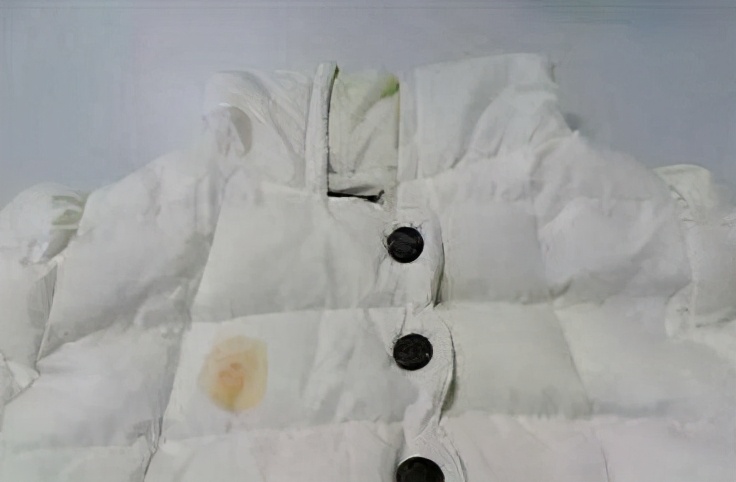 羽绒服发黄没有白醋怎么洗,羽绒服发黄污渍怎么去除