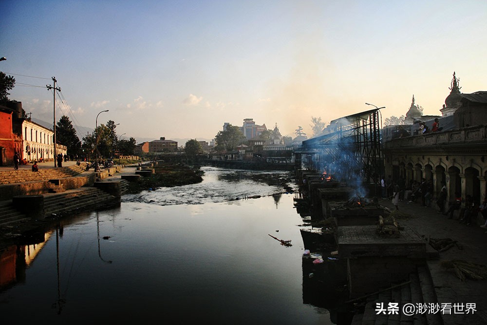 尼泊尔恒河上的烧尸庙,夜游尼泊尔烧尸庙