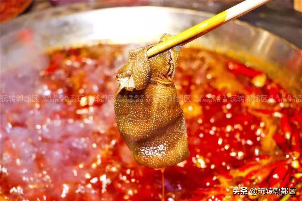 重庆来的集市火锅，就在郫都区蜀都万达！！吃相因去喽