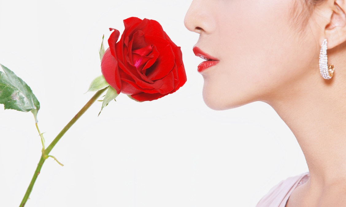 女人年纪越大嘴唇颜色越暗,女性年龄大唇色苍白