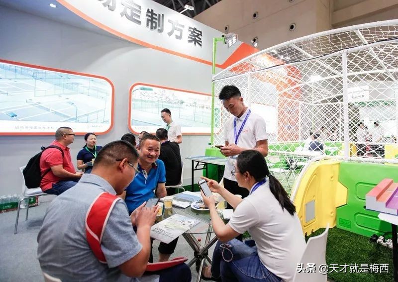 火辣辣的重庆教育装备展哗啦啦的恰好时校园智能足球场！