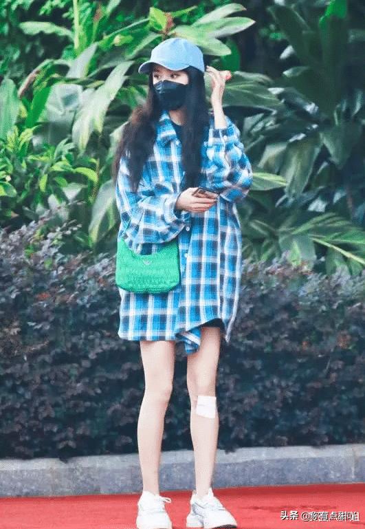 杨幂纱布,杨幂包裹严实低头疾走