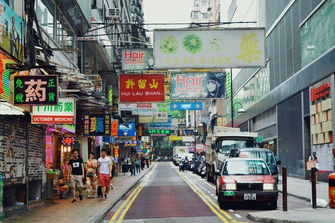 世界将我包围下一句,世界将我包围演唱