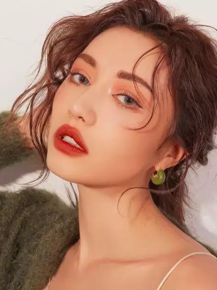 杨幂色和大表姐色口红哪个好看,杨幂用的枫叶色是什么口红