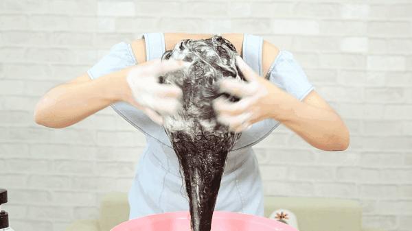 头发易出油头皮多怎么回事,头皮上有螨虫头发掉怎么办