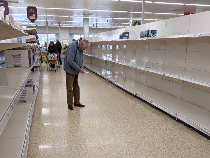 英国恐慌抢购扫空超市，老奶奶发出心酸恳求：年轻人，考虑下我们