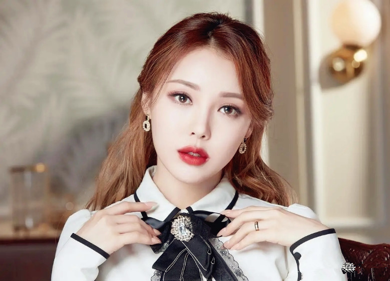 韩国彩妆女神Pony美瞳美颜加花朵装点活出洋娃娃的美感