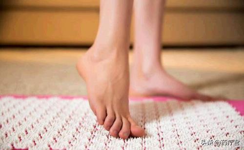 双脚干裂起皮尤其是脚后跟粗糙,双脚的脚跟粗糙起皮