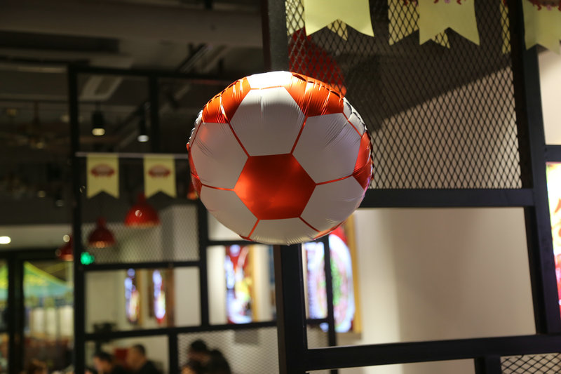 这家虾铺有搞作，在红色的海洋中剥龙虾看球，好热闹