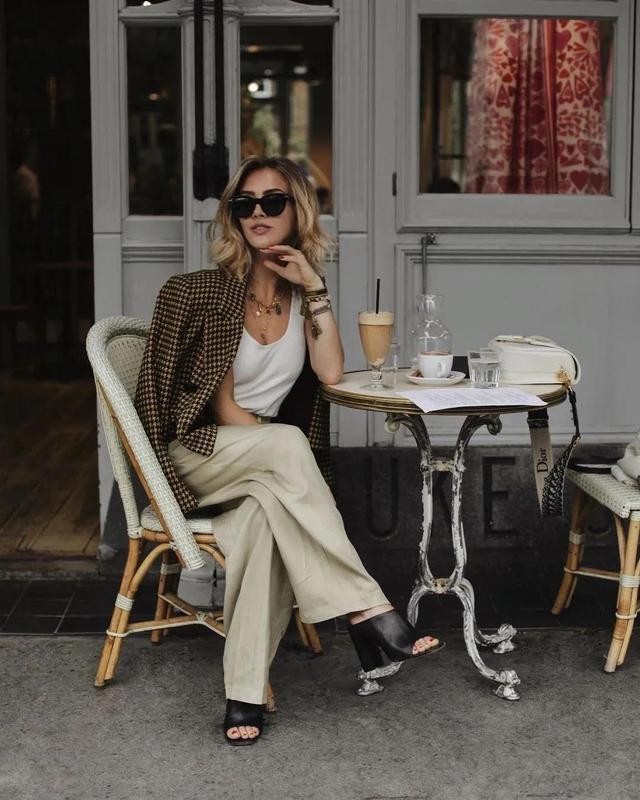 格纹西装外套女秋冬搭配,格纹西装的搭配与简介