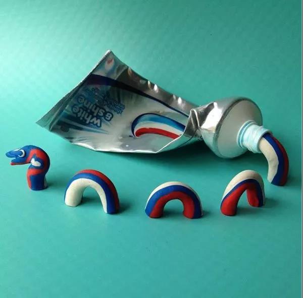 你可以擦掉那滴水，或者顺势用它画点不一样的美丽