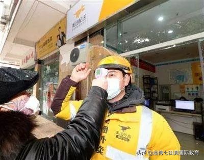 妈妈抗疫回家孩子痛苦,父母奋战抗疫10岁娃独自照顾自己