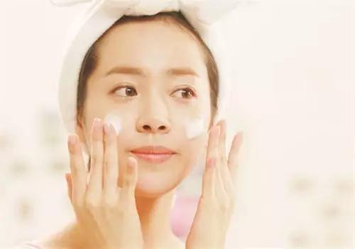 最近一款“睡眠面膜”火了,补水修复实力强,睡出白嫩牛奶肌