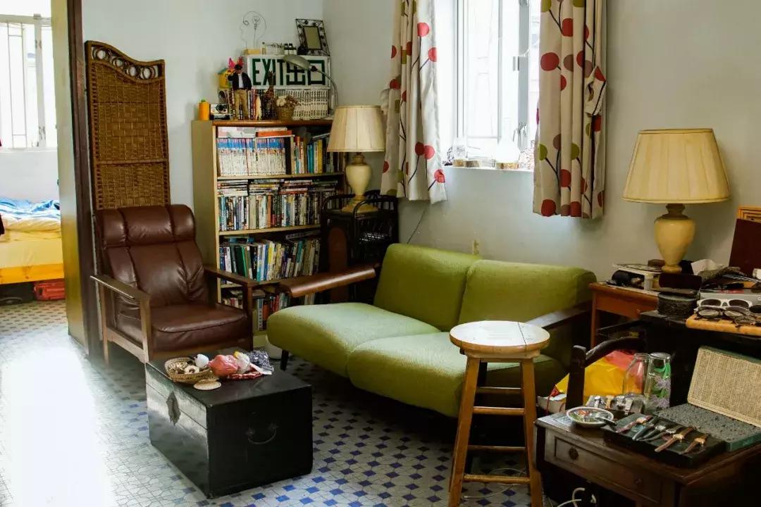 香港年轻人一辈子买不起房，把破出租屋改成复古小窝