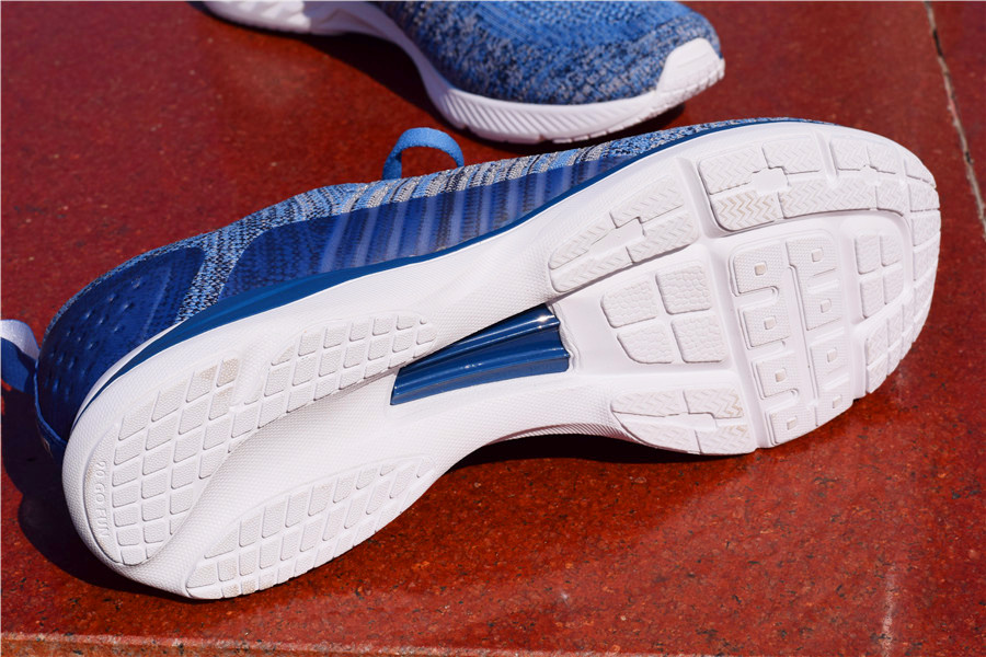 第一次穿软弹跑鞋感觉,第一次穿跑鞋有种站不稳的感觉